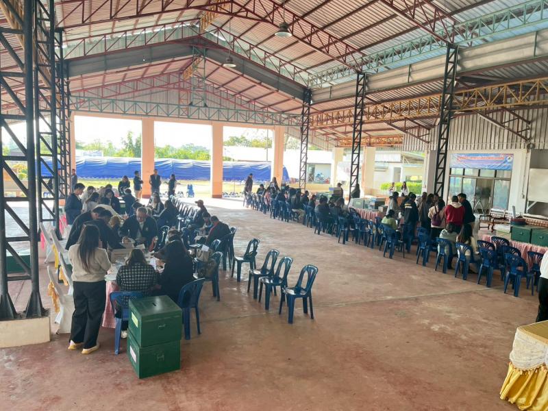 จ่ายบัตรเลือกตั้งและวัสดุอุปกรณ์การเลือกตั้งให้แก่เจ้าหน้าคณะกรรมการประจำหน่วยเลือกตั้ง และเจ้าหน...