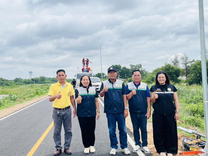 นายกองสิน  วิเศษศิลปธร  นายกองค์การบริหารส่วนตำบลโนนข่า  ให้การสนับสนุนงบประมาณ เสาไฟแสงสว่างโซล่าเซลล์  จำนวน 1 ต้น